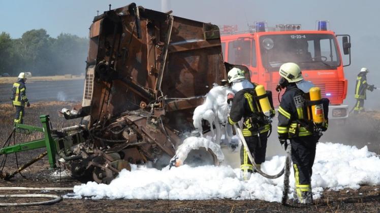 In Brand geriet eine Landmaschine am Dienstagabend in Wardenburg.  Symbolfoto: Thorsten Konkel