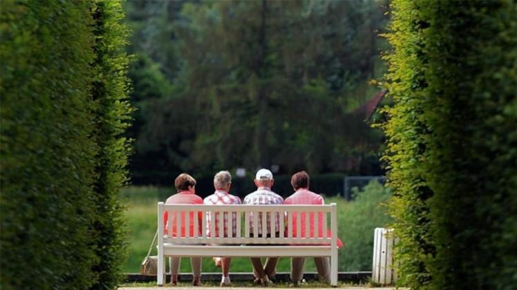 Können sich ab 1. Juli auf mehr Geld freuen. Rentnerinnen sitzen auf einer Parkbank im Schlosspark Pillnitz. 