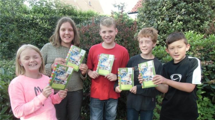 Können es kaum abwarten: Jolina Sophie, Anna-Sophie, Justin Alexander, Niklas und Elias halten die druckfrischen Programmhefte in ihren Händen. Können es kaum abwarten: Jolina Sophie, Anna-Sophie, Justin Alexander, Niklas und Elias halten die druckfrischen Programmhefte in ihren Händen.