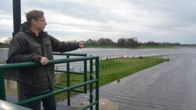 Kein neuer Wanderweg in Delmenhorst: Matthias Stöver, Geschäftsführer des Ochtumverbands, bei der Probeflutung des  Rückhaltebeckens der Delme im Herbst 2015. 