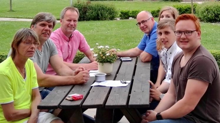 Mitglieder des Jugendforums und des Fördervereins präsentierten Frank Wuller (Vierter von links) die Pläne für die Sommeraktion im Nortruper Freibad. Mitglieder des Jugendforums und des Fördervereins präsentierten Frank Wuller (Vierter von links) die Pläne für die Sommeraktion im Nortruper Freibad.