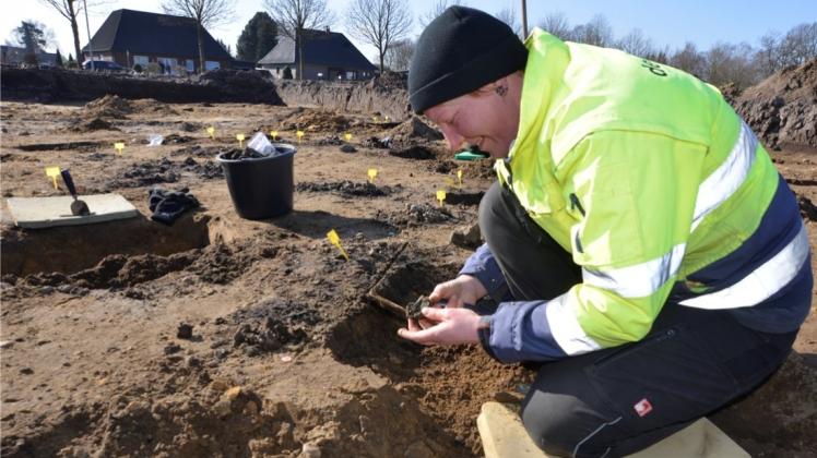Grabungsleiterin Daniela Behrens mit einer Scherbe, die wohl einst zu einem Vorratsgefäß gehörte auf der Köhlerwiese in Ganderkesee. 