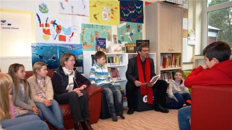 Die Kinder der Josefschule Emmeln hingen an den Lippen von „Märchenonkel“ Markus Paschke bei dessen Geschichte „wie aus Feinden Freunde wurden“. Die Kinder der Josefschule Emmeln hingen an den Lippen von „Märchenonkel“ Markus Paschke bei dessen Geschichte „wie aus Feinden Freunde wurden“.