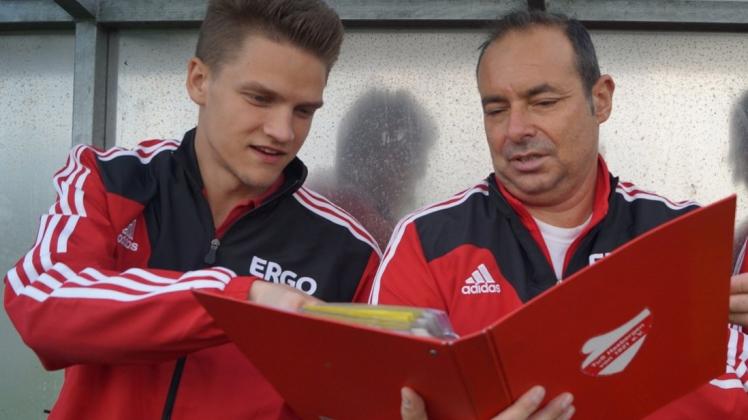 Sind mit dem bisherigen Saisonverlauf zufrieden: Die TuS-Trainer Tim Müller (links) und Andreas Lersch. 