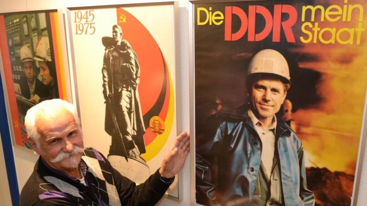 Sammelt Exponate zur deutschen Geschichte: Jürgen Lüdtke eröffnet in der regioVHS seine Ausstellung mit DDR-Plakaten. 