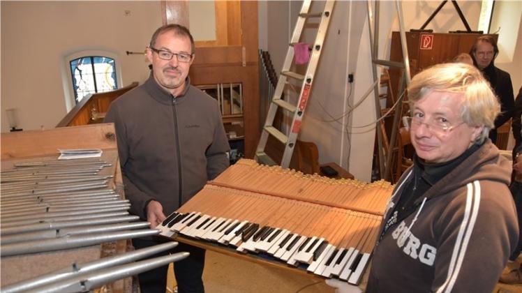 Die Pfeifen aufgereiht, die Tastatur ausgebaut: Dietmar Franke und Vincent de Pon haben die Orgel komplett zerlegt. Nur das Holzgestell (im Hintergrund) steht noch. Die Pfeifen aufgereiht, die Tastatur ausgebaut: Dietmar Franke und Vincent de Pon haben die Orgel komplett zerlegt. Nur das Holzgestell (im Hintergrund) steht noch.