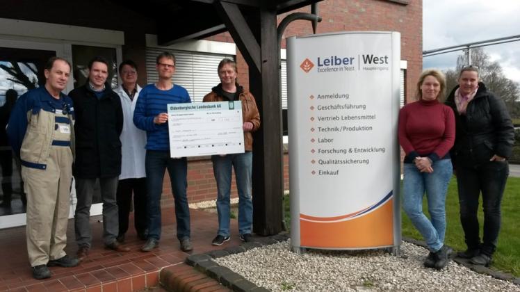Mitarbeiter der Firma Leiber übergeben einen Scheck für das AWO-Projekt zur Betreuung minderjähriger Flüchtlinge in Bramsche. 