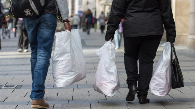 Plastiktüten sollen in Geschäften künftig immer häufiger Geld kosten. Symbolfoto: Matthias Balk/dpa