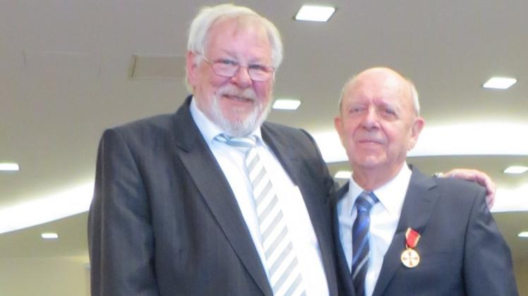 Klaus Bogler, Verwaltungsdirektor der Paracelsus-Kliniken Bad Essen (links), gratulierte Conny Vry im Namen aller Mitarbeiter. Klaus Bogler, Verwaltungsdirektor der Paracelsus-Kliniken Bad Essen (links), gratulierte Conny Vry im Namen aller Mitarbeiter.