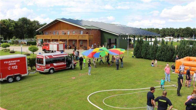 Bei strahlendem Sonnenschein hatten die Kinder einen tollen Nachmittag mit der Feuerwehr auf dem Gelände des Campingparks Eden. 