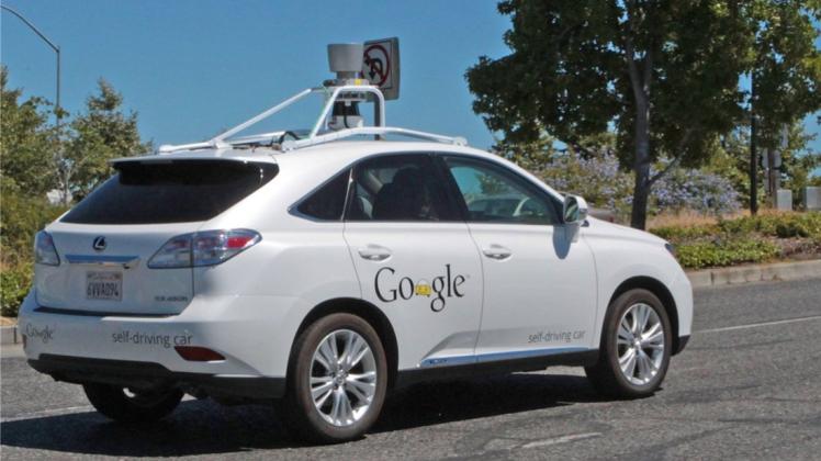 Ein selbstfahrendes Auto der Marke Lexus mit Technik von Google ist in Mountain View (USA, Kalifornien) unterwegs. Die Software eines selbstfahrenden Autos von Google hat erstmals einen Unfall provoziert. 