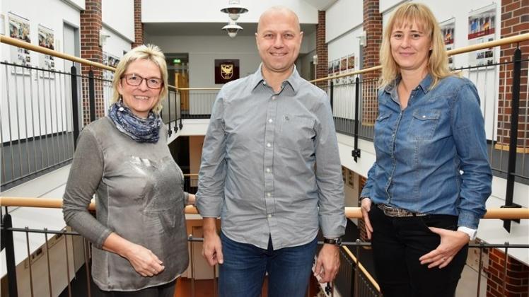 Empfang im Rathaus: Ganderkesees Bürgermeisterin Alice Gerken (links) begrüßt den neuen Vorsitzenden des Gemeindeelternrates Martin Zuliani und dessen Stellvertreterin Corinna Schwenzel. 