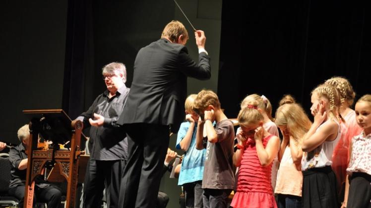 Dem Schulmeister (Solist: Peter Alexander Herwig, links) mögen die Kinder gar nicht mehr zuhören..Jahreskonzert des Lingener Kammerorchesters im Theater an der Wilhelmshöhe

            
.