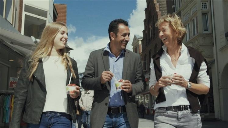 Sie geben dem neuen Stadtfilm ein echtes Delmenhorster Gesicht (von links): Rollkunstläuferin Kea Petersen, Gastronom Vito Mandurino und Kioskbetreiberin Birgit Johannson. 