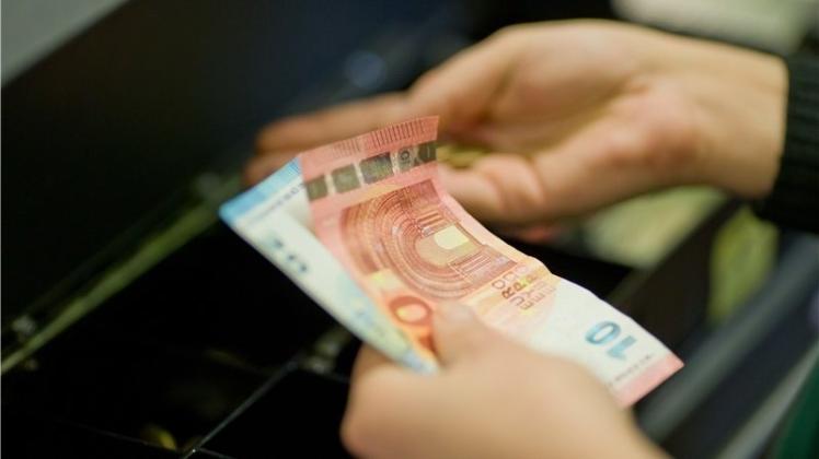 Durch den Wechselfallenbetrug hat ein Mann in Delmenhorst mindestens 450 Euro erbeutet. Symbolfoto: dpa Durch den Wechselfallenbetrug hat ein Mann in Delmenhorst mindestens 450 Euro erbeutet. Symbolfoto: dpa
