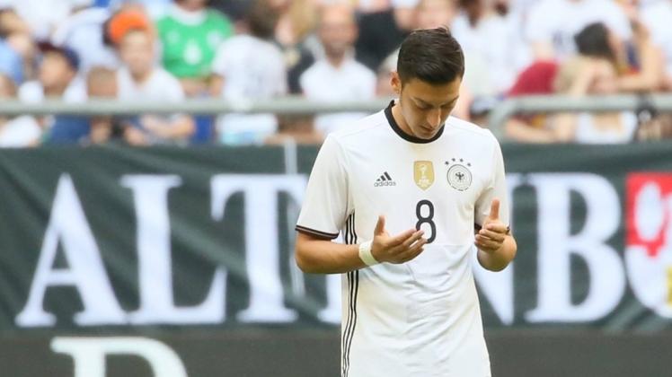 Er verzichtet während der Europameisterschaft auf das Fasten: Nationalspieler Mesut Özil. Er ist einer von vier Muslimen im deutschen Team. 