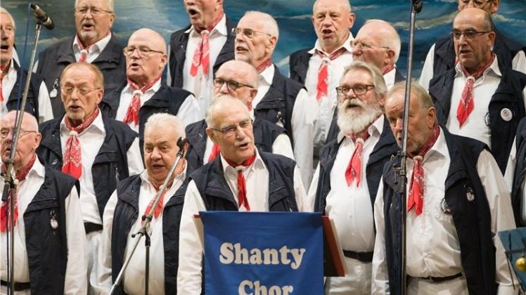 Blaue Weste, rotes Halsband: In ihrer bekannten Kluft sangen die Männer vom Shanty-Chor Brinkum ihr Weihnachtskonzert. 