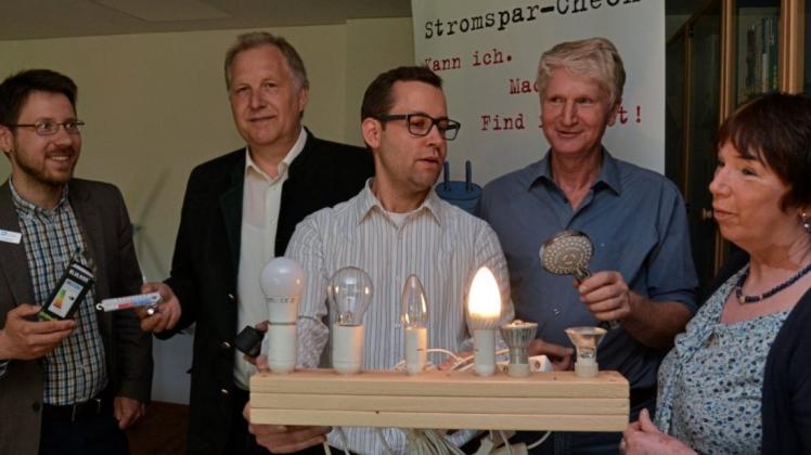 Die Stromsparchecker sind weiter unterwegs: (von links) Dr. Christian Pade, Ralf Wiechmann, Lars Gremlowski, Ulf Moritz und Marina Becker-Kückens stellen eine erfolgreiche Zwischenbilanz vor. 