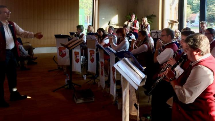 Die 26 Musiker der Blaskapelle Bissendorf-Holte sorgten für einen stimmungsvollen Abend im Bürgersaal. 