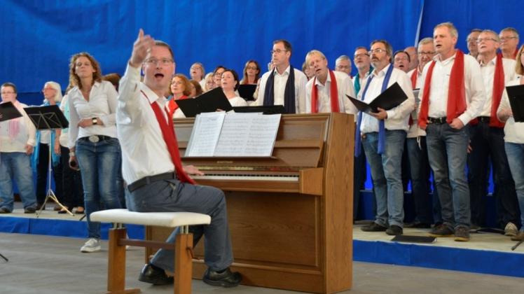 Ein Chorleiter kämpft um das Publikum: Karsten Klinker (am Klavier) forderte die Zuhörer am Freitag bei Starofit vergeblich zum Mitsingen auf. Ein Chorleiter kämpft um das Publikum: Karsten Klinker (am Klavier) forderte die Zuhörer am Freitag bei Starofit vergeblich zum Mitsingen auf.