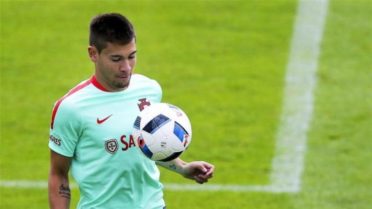 Raphael Guerreiro wurde in Frankreich geboren, trägt aber Portugal in seinem Herzen. Raphael Guerreiro wurde in Frankreich geboren, trägt aber Portugal in seinem Herzen.