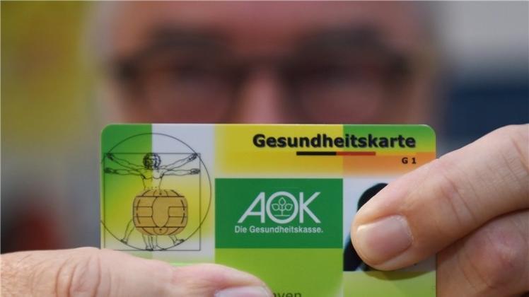 Sind Flüchtlinge länger als 15 Monate in Deutschland, werden sie in Delmenhorst über die AOK versichert. Mit der Gesundheitskarte aber sind sie zuvor Versicherte der Barmer GEK. Den Kassenwechsel muss die Stadt stemmen. Symbolfoto: Carmen Jaspersen/dpa