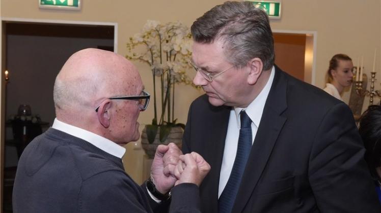 Diskutierten angeregt – manchmal mit Händen und Füßen: Wildeshausens Abteilungsleiter Ottmar Jöckel und DFB-Chef Reinhard Grindel. Diskutierten angeregt – manchmal mit Händen und Füßen: Wildeshausens Abteilungsleiter Ottmar Jöckel und DFB-Chef Reinhard Grindel.