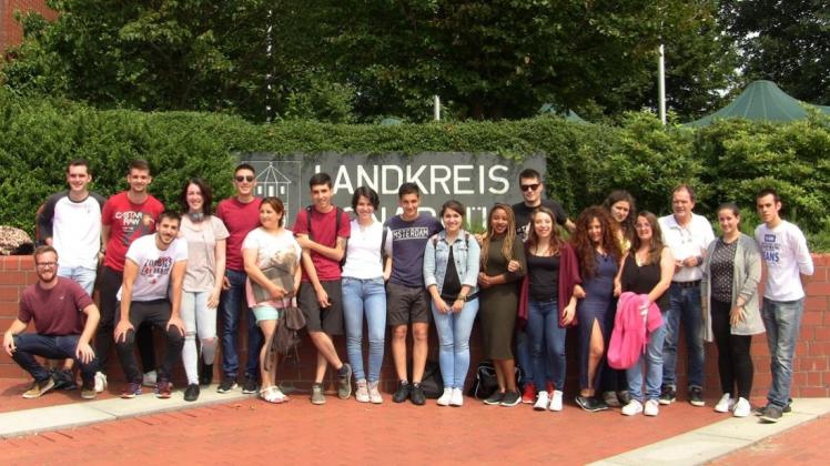 19 spanische Praktikanten wurden nun im Kreishaus Osnabrück verabschiedet. Die jungen Berufsschüler erhalten in Betrieben der Region Einblicke in die Praxis.

            

              
                