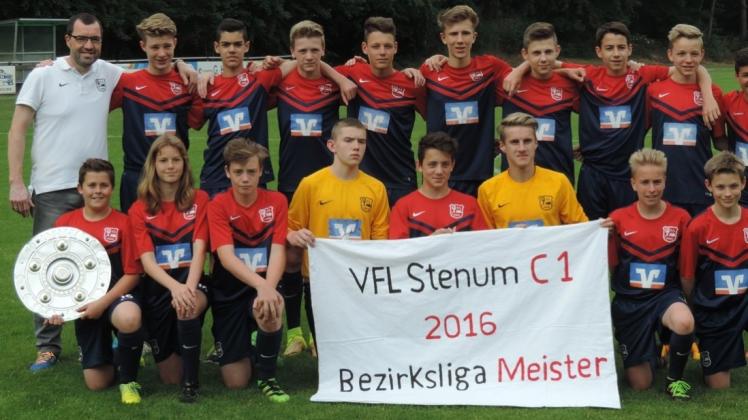 Großer Erfolg: Die von Frank Radzanowski (hinten links) trainierten C-Junioren des VfL Stenum sicherten sich in der Bezirksliga am letzten Spieltag die Meisterschaft. Großer Erfolg: Die von Frank Radzanowski (hinten links) trainierten C-Junioren des VfL Stenum sicherten sich in der Bezirksliga am letzten Spieltag die Meisterschaft.