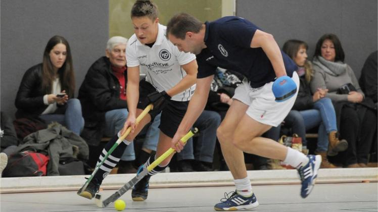 Meister in der 1. Verbandsliga: Stephen Kramer (links), hier in einem Laufduell mit Mirco Kappler, und die Herren des Hockey-Clubs beendeten die Saison mit einem 20:4 gegen Wilhelmshaven. Foto Rolf Tobis Meister in der 1. Verbandsliga: Stephen Kramer (links), hier in einem Laufduell mit Mirco Kappler, und die Herren des Hockey-Clubs beendeten die Saison mit einem 20:4 gegen Wilhelmshaven. Foto Rolf Tobis