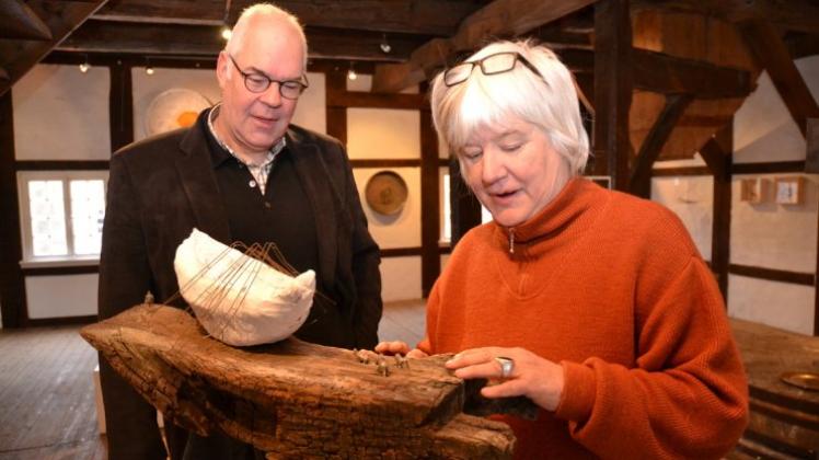 Künstlerin Maria-Anna Nordiek aus Sandhatten und Galerist Frank L. Giesen bereiten die Ausstellung „Woher Wohin“ in der Klostermühle in Hude vor. Künstlerin Maria-Anna Nordiek aus Sandhatten und Galerist Frank L. Giesen bereiten die Ausstellung „Woher Wohin“ in der Klostermühle in Hude vor.