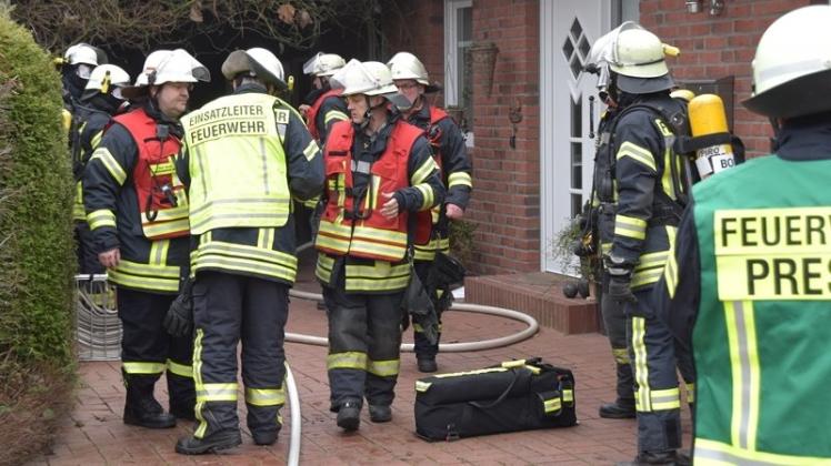 Die Feuerwehr hat am Dienstagvormittag im Bookholzberger Wohngebiet „Hinter der Wallhecke“ einen Wohnhausbrand verhindert. 