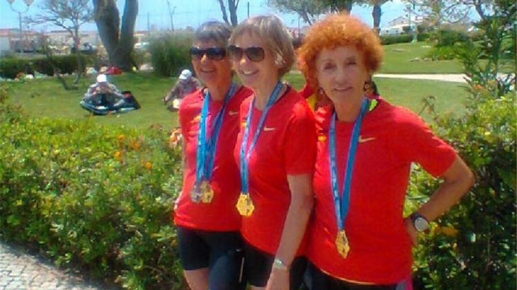 Gute Laune in Portugal: Gabriele Rost-Brasholz (rechts) lief zusammen mit Gudrun Vogl und Brigitte Nittel bei der Straßen-EM der Senioren in Portugal zur Goldmedaille. 