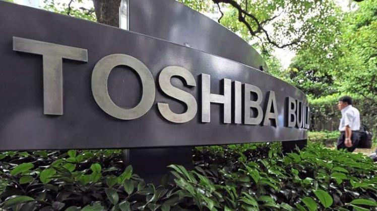 Toshiba hatte das vergangene Geschäftsjahr in Folge einer radikalen Sanierung mit einem gewaltigen Verlust in Höhe von 460 Milliarden Yen (3,7 Mrd Euro) abgeschlossen. 