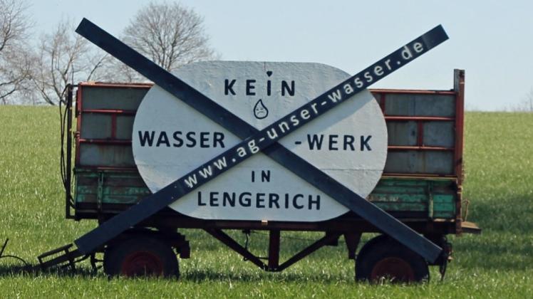 Mit mehreren großen Schildern macht die AG Unser Wasser Lengerich-Handrup darauf aufmerksam, dass sie die vom Wasserverband Lingener Land dort geplante Grundwasserförderung ablehnt. 