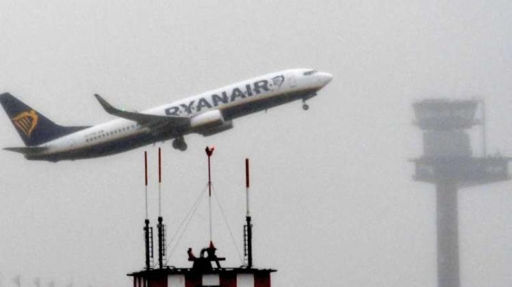 Eine Maschine der Fluggesellschaft Ryanair startet auf dem Flughafen Schönefeld bei Berlin. 