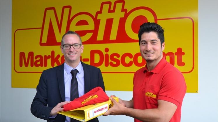 André Schloms, Gebietsverkaufsleiter beim Verbrauchermarkt Netto, heißt den Auszubildenden Selzuk Simsek im Unternehmen willkommen. 