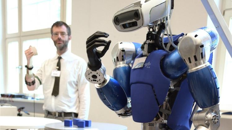Humanoider Roboter des Deutschen Zentrums für Luft- und Raumfahrt (DLR) bei einer Industriekonferenz des Bundeswirtschaftsministeriums. 