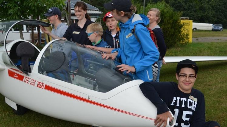 Vor dem Start auf der Großen Höhe machen sich die sehbehinderten Jugendlichen tastend mit dem Segelflugzeug vertraut. Vor dem Start auf der Großen Höhe machen sich die sehbehinderten Jugendlichen tastend mit dem Segelflugzeug vertraut.