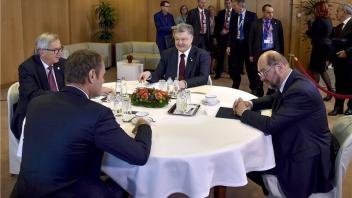 Präsident Petro Poroschenko (Mitte) bekam viel Lob für die Reformanstrengungen der Ukraine. 