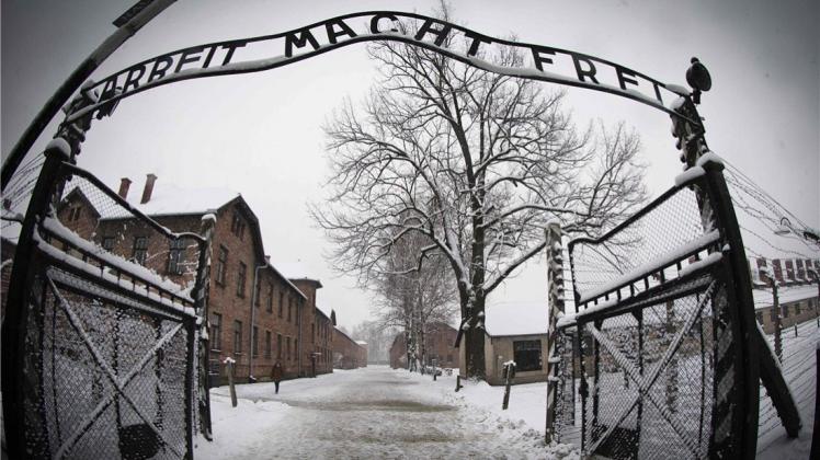 „Arbeit macht frei“ steht über diesem Eingangstor des ehemaligen KZ Auschwitz-Birkenau. 