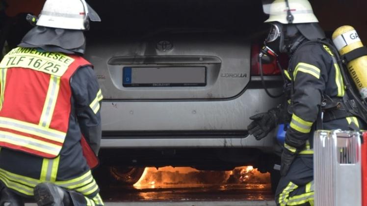 Nur das sofortige Eingreifen der Feuerwehr Ganderkesee hat am Montagnachmittag nach einem Garagenbrand am Fahrener Weg das Übergreifen der Flammen auf ein Wohnhaus verhindert. 