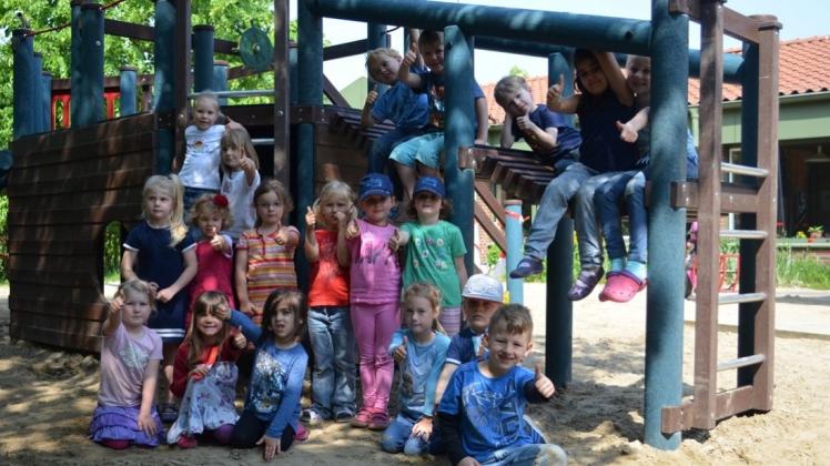 Freuen sich über ein neues großes Spielgerät: die Mädchen und Jungen aus dem Ganderkeseer Jona-Kindergarten. 