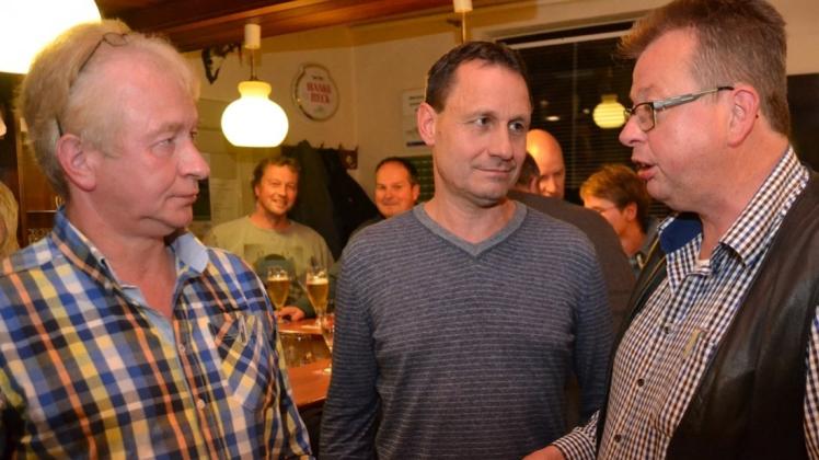 Investoren-Vertreter Gerd Schütte (v. l.) und Windpark-Projektleiter Carsten Schurwanz erklären Harm Ehlers vom Orts- und Verkehrsverein Schönemoor ihre Ablehnung von Nisthilfen für Weißstörche in der Nähe von Windkraftanlagen. Investoren-Vertreter Gerd Schütte (v. l.) und Windpark-Projektleiter Carsten Schurwanz erklären Harm Ehlers vom Orts- und Verkehrsverein Schönemoor ihre Ablehnung von Nisthilfen für Weißstörche in der Nähe von Windkraftanlagen.