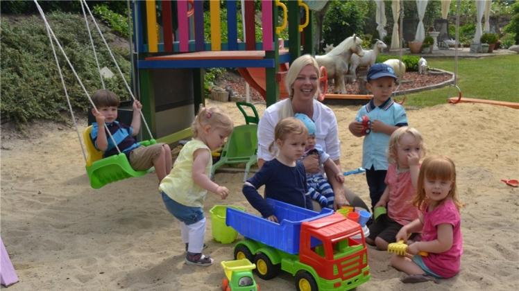 Pflegemutter Claudia Siemers schart auf ihrem Grundstück am Rande des Gewerbegebiets Westtangente in Ganderkesee begeistert Kinder um sich. 
