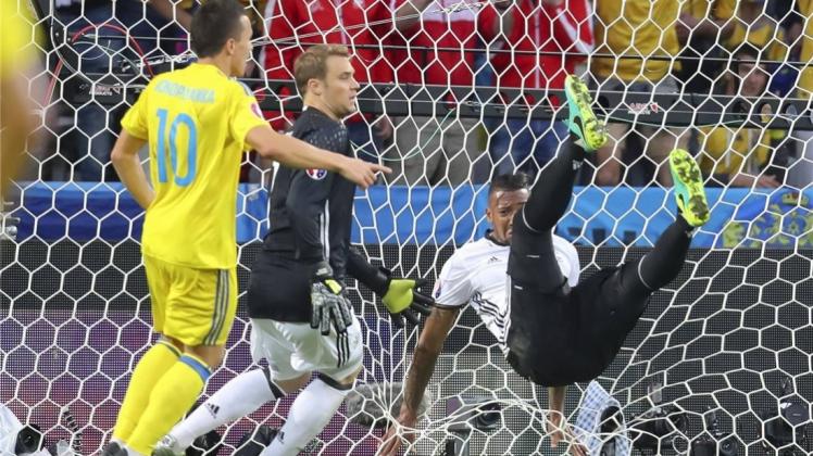 Nationalspieler Jerome Boateng hat die DFB-Elf am Sonntagabend spektakulär vor einem Gegentor bewahrt. 