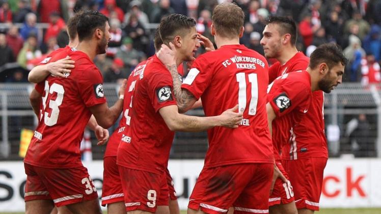 Die Würzburger Kickers haben in der Rückrunde einiges zu feiern – wie hier das 1:0 gegen Werder Bremen durch den früheren Lotteraner Amir Shapourzadeh (Nummer 9). 