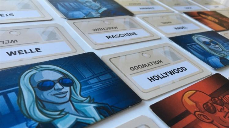 Beim Assoziationsspiel „Codenames“ müssen Geheimdienstchefs ihren Agenten Tipps geben, sodass sie erraten können, welche Karten zum eigenen Team gehören. 