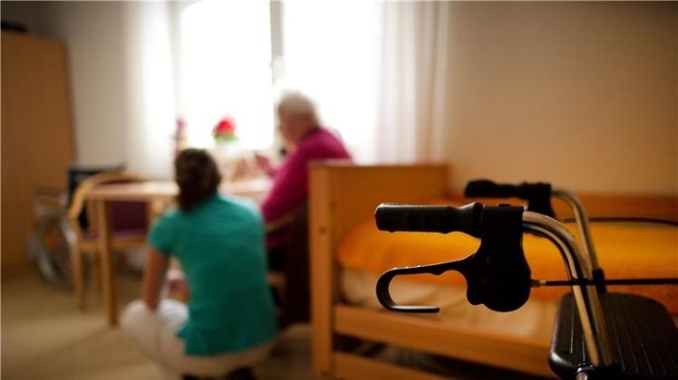 In diesen Tagen bekommen rund 2,8 Millionen Pflegebedürftige in Deutschland Post von ihrer Pflegekasse. Darin erfahren sie, was sich mit der nächsten Stufe der Pflegereform am 1.Januar 2017 für sie ändert. Foto:dpa/Arno Burgi