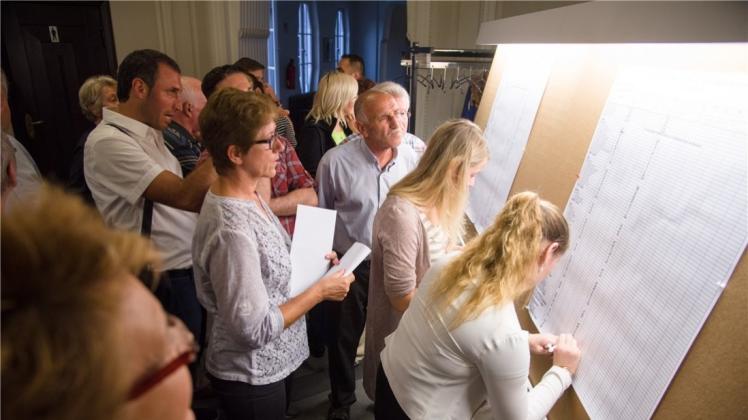 Im Delmenhorster Rathaus treffen am 11. September 2016 nach und nach die Ergebnisse aus den Wahllokalen ein. 